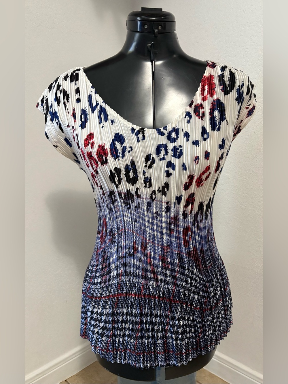 Milano Crinkle Sleeveless Top Size M Multicolor Geometric Stretchy.